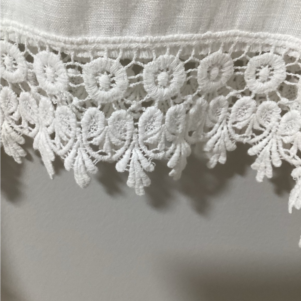 Elegant White Lace Hem Blouse - Picture 3 of 8